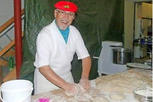 Bäcker Kurt Schantz und sein Kollege hatten alle Hände voll zu tun, die 250 „Obersalbacher Brote“ knusprig zu backen. Foto: Fred Kiefer 